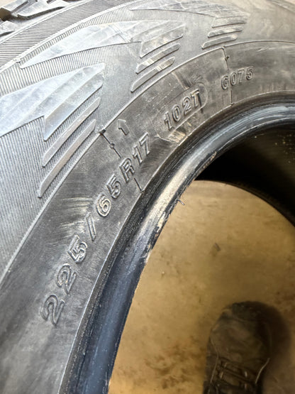 4 pneus d hiver 225/65r17 Yokohama en tres bon état