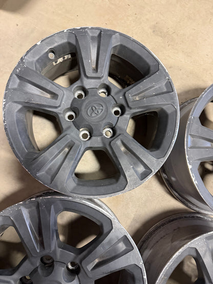 4 mags toyota 17 pouces 6x139.7 en tres bon état