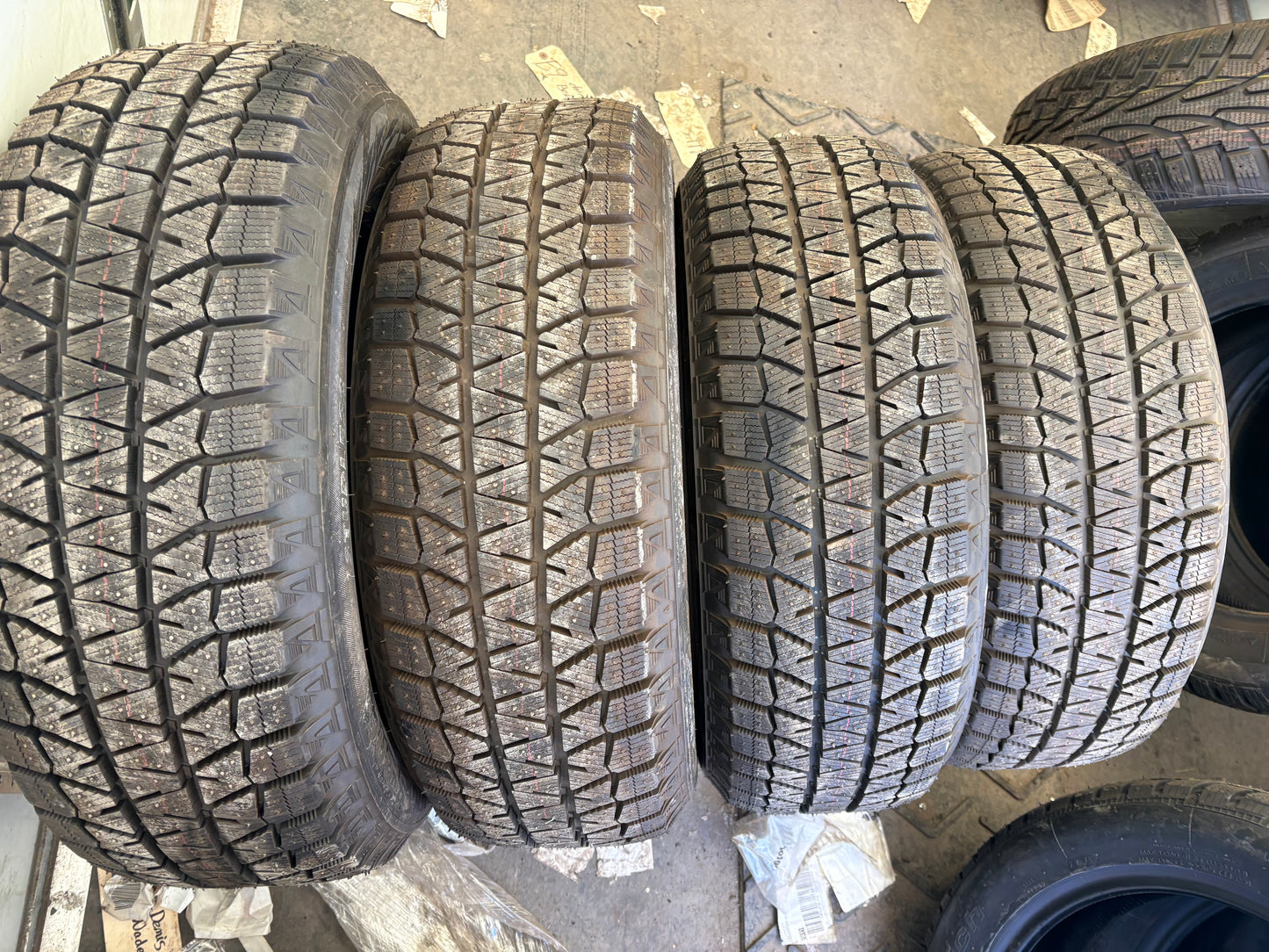 4 pneus d hiver neufs 215/60r16 Bridgestone en liquidation