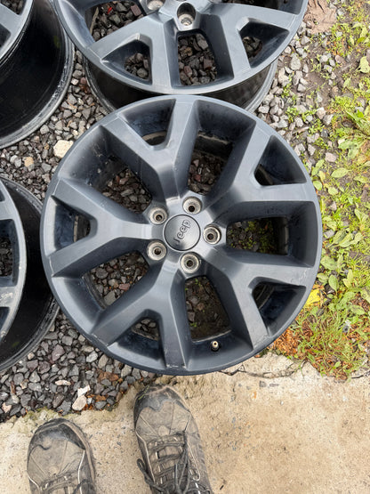 4 mags jeep 17 pouces 5x110 avec valves tpms en très bon état