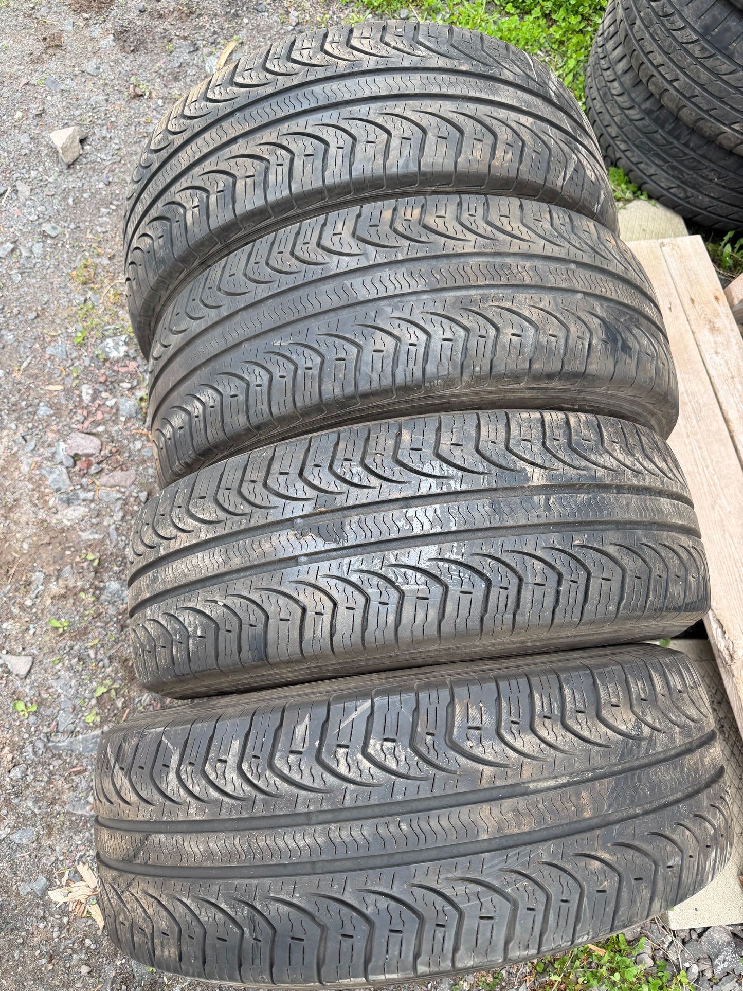 4 pneus d ete 225/60r17 pirelli en tres bon état