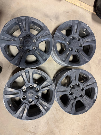 4 mags toyota 17 pouces 6x139.7 en tres bon état