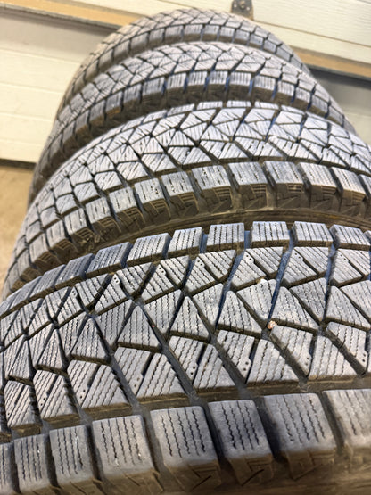 4 pneus d hiver 215/70r16 Bridgestone a l etat neuf