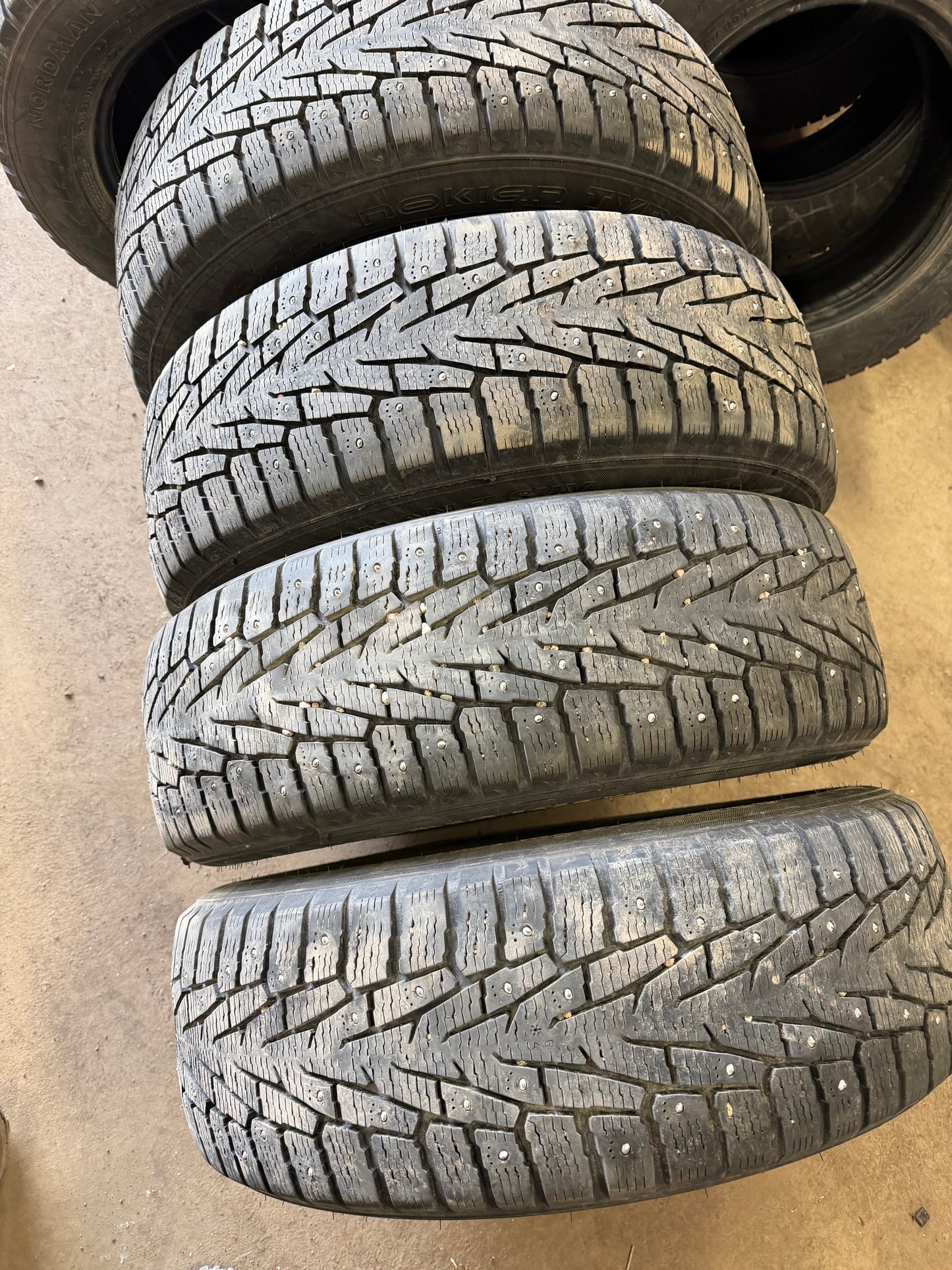 4 pneus d hiver 225/60r18 nokian a clous en tres bon etat