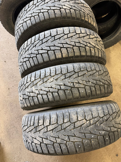4 pneus d hiver 225/60r18 nokian a clous en tres bon etat