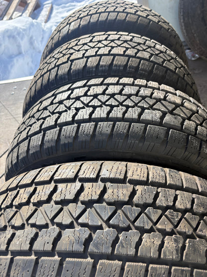4 pneus d hiver 225/60r17 arctic claw en bon état