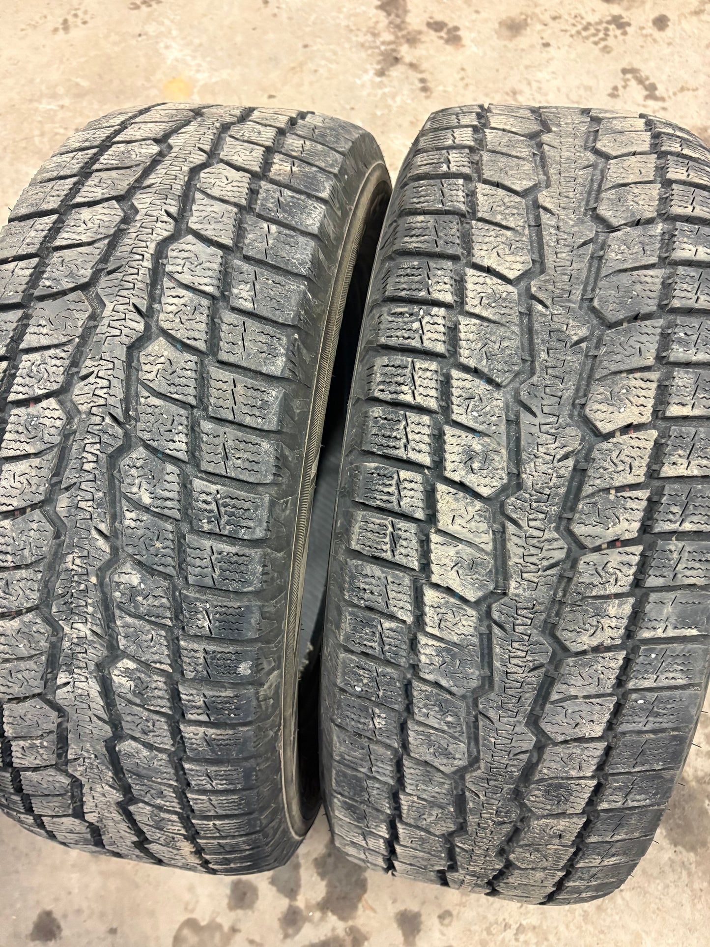 2 pneus d hiver 245/65r17 toyo en bon état