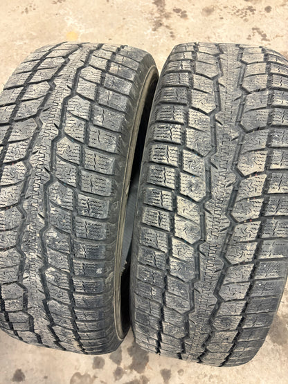 2 pneus d hiver 245/65r17 toyo en bon état