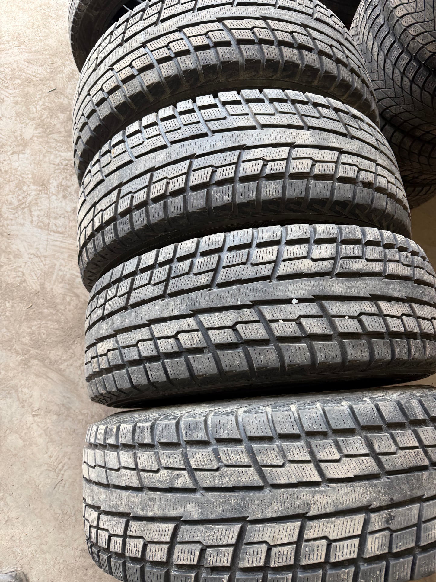 4 pneus d hiver 265/70r17 Yokohama a l etat neuf