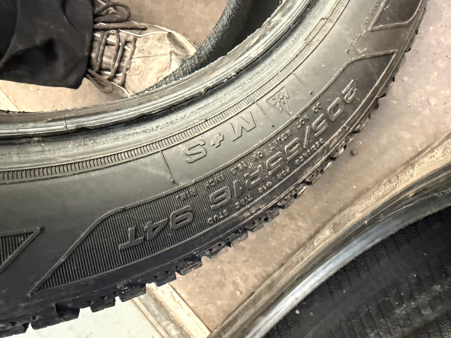 4 pneus d hiver 205/55r16 good year