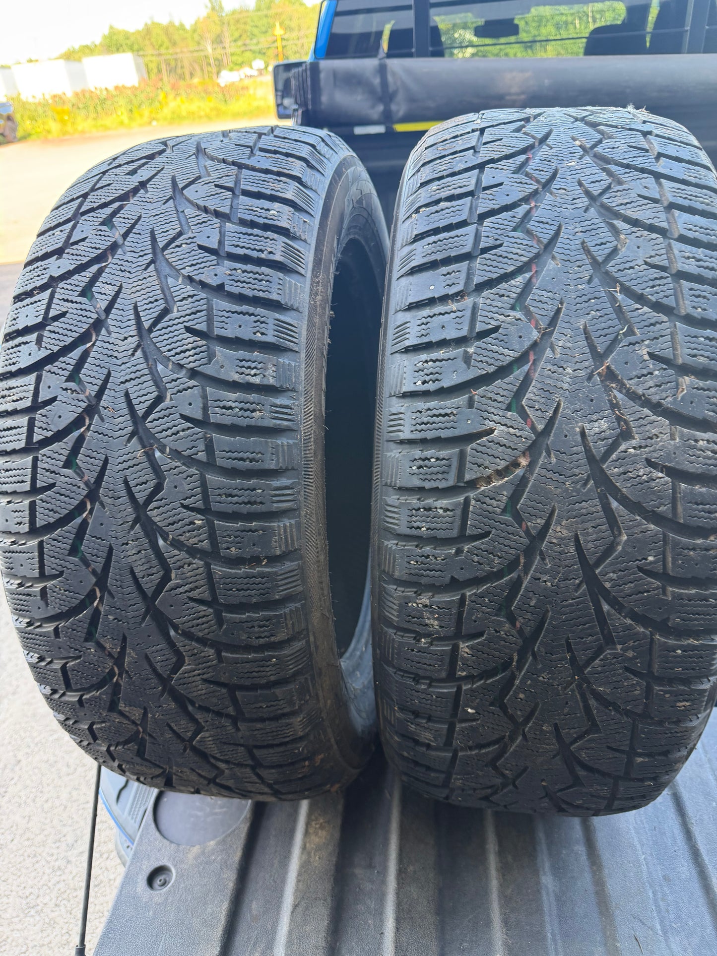 2 pneus d hiver 255/55r18 toyo a l etat neuf