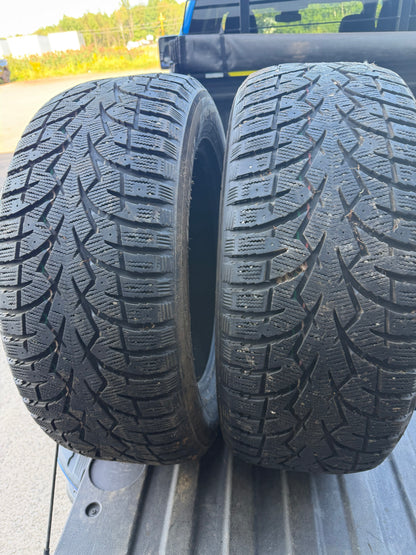 2 pneus d hiver 255/55r18 toyo a l etat neuf