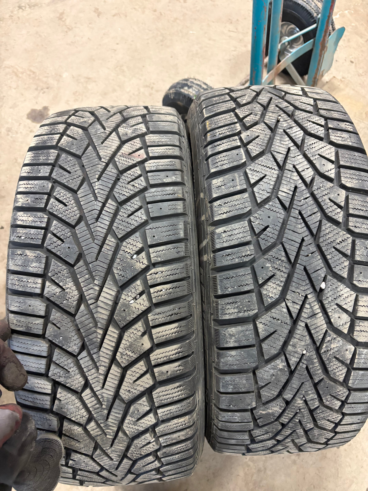 2 pneus d hiver 225/45r18 general a l etat neuf