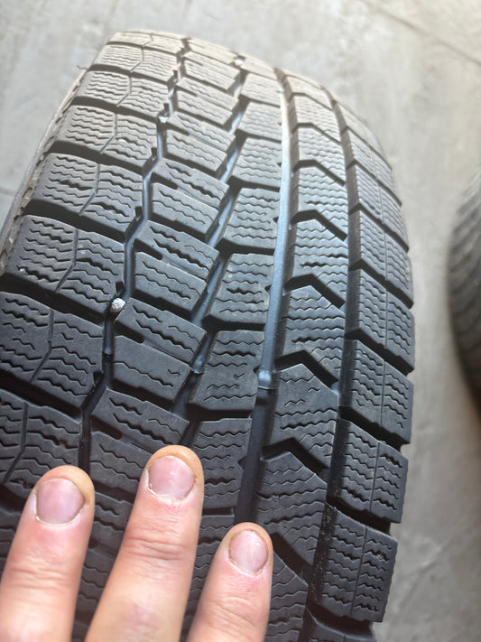 1 pneu d hiver 185/65r15 dunlop en tres bon état