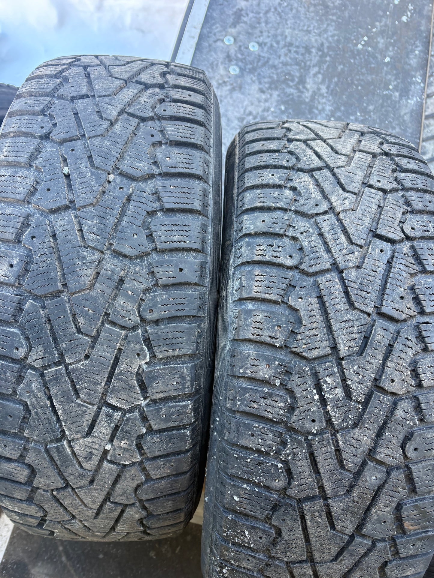 2 pneus d hiver 215/60r16 pirelli en bon état