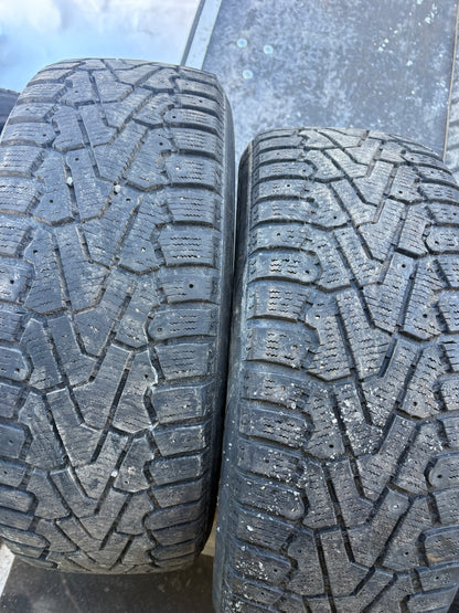 2 pneus d hiver 215/60r16 pirelli en bon état
