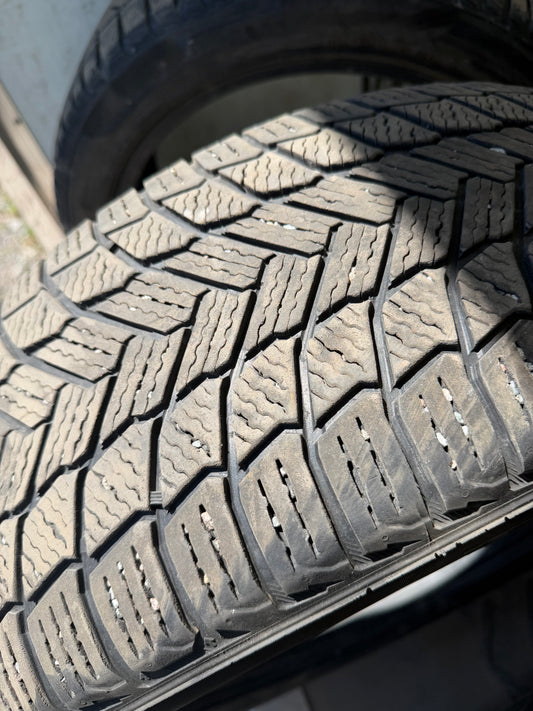 1 pneu d hiver 235/55r20 Michelin en bon état