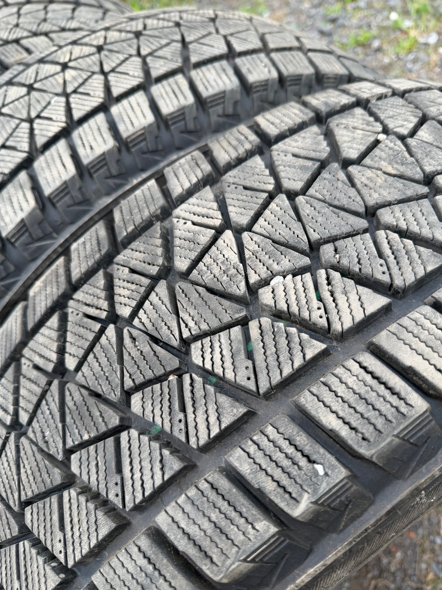 4 pneus d hiver 225/65r17 Bridgestone a l état neuf