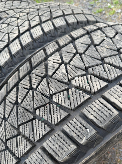 4 pneus d hiver 225/65r17 Bridgestone a l état neuf