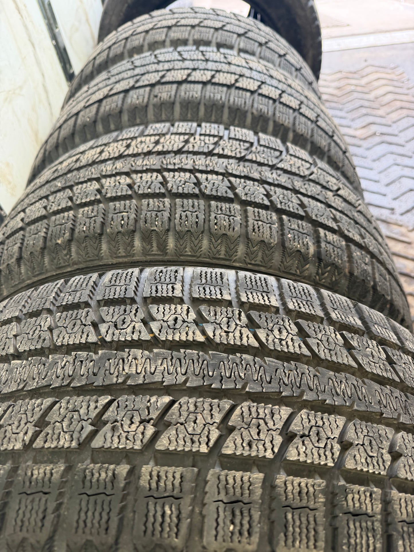 4 pneus d hiver 225/50r17 toyo a l etat neuf