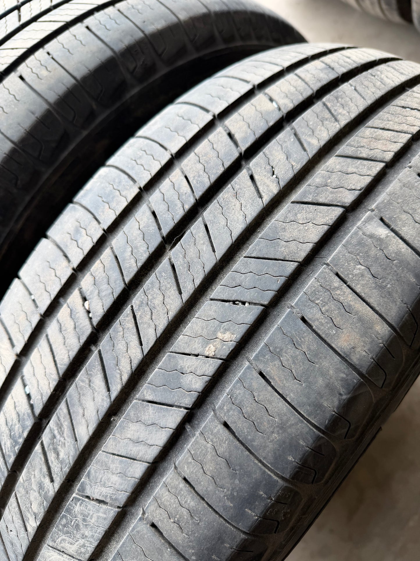 2 pneus d ete 225/65r17 Michelin en bon état
