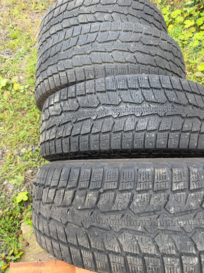 4 pneus d hiver 215/65r16 toyo en bon état