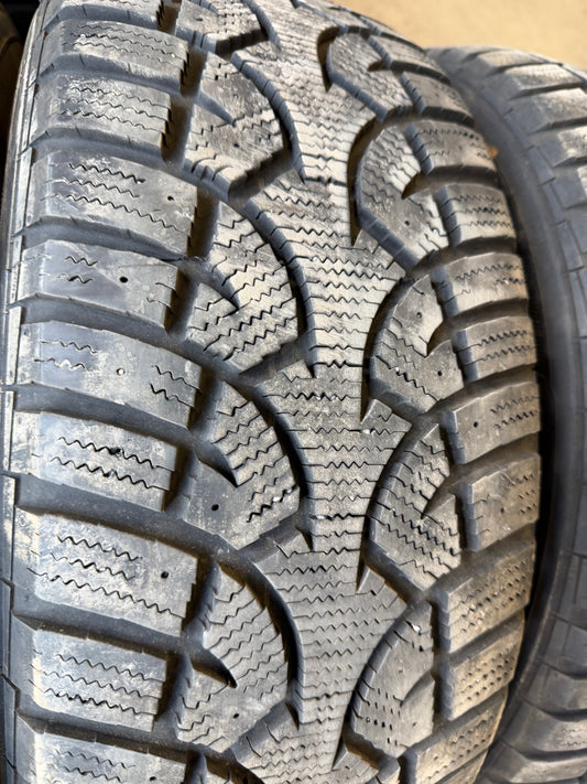 4 pneus d hiver 215/60r16 point s en bon état