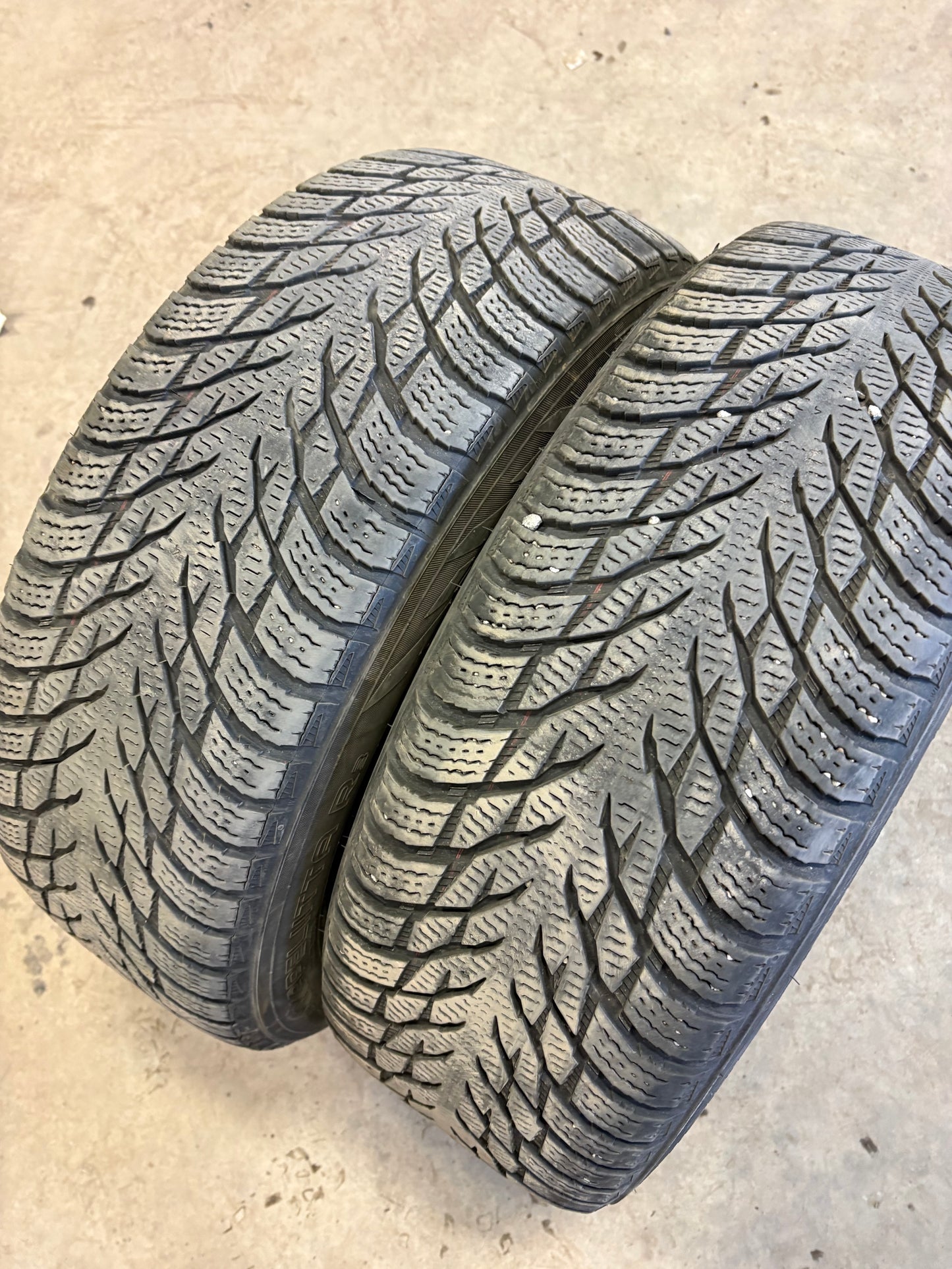 2 pneus d hiver 205/60r16 nokian