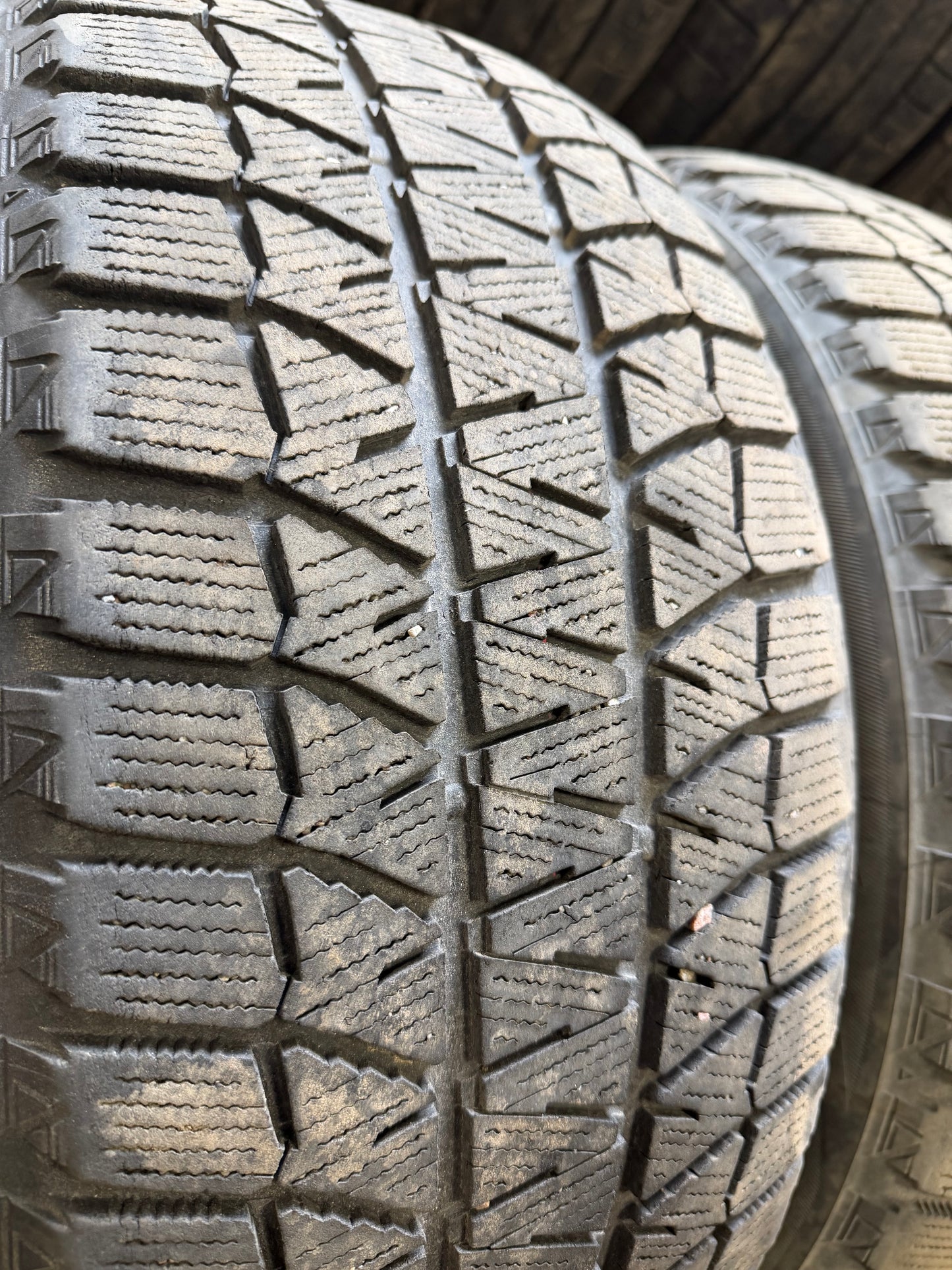 4 pneus d hiver 215/50r17 Bridgestone en bon etat