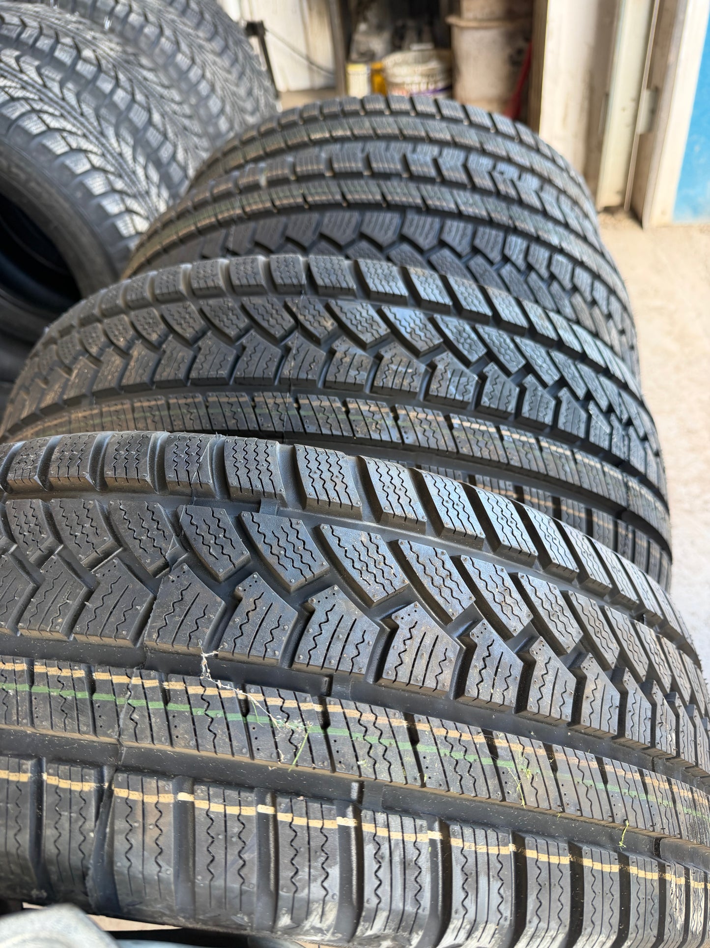 4 pneus d hiver neufs 215/55r17 ovation