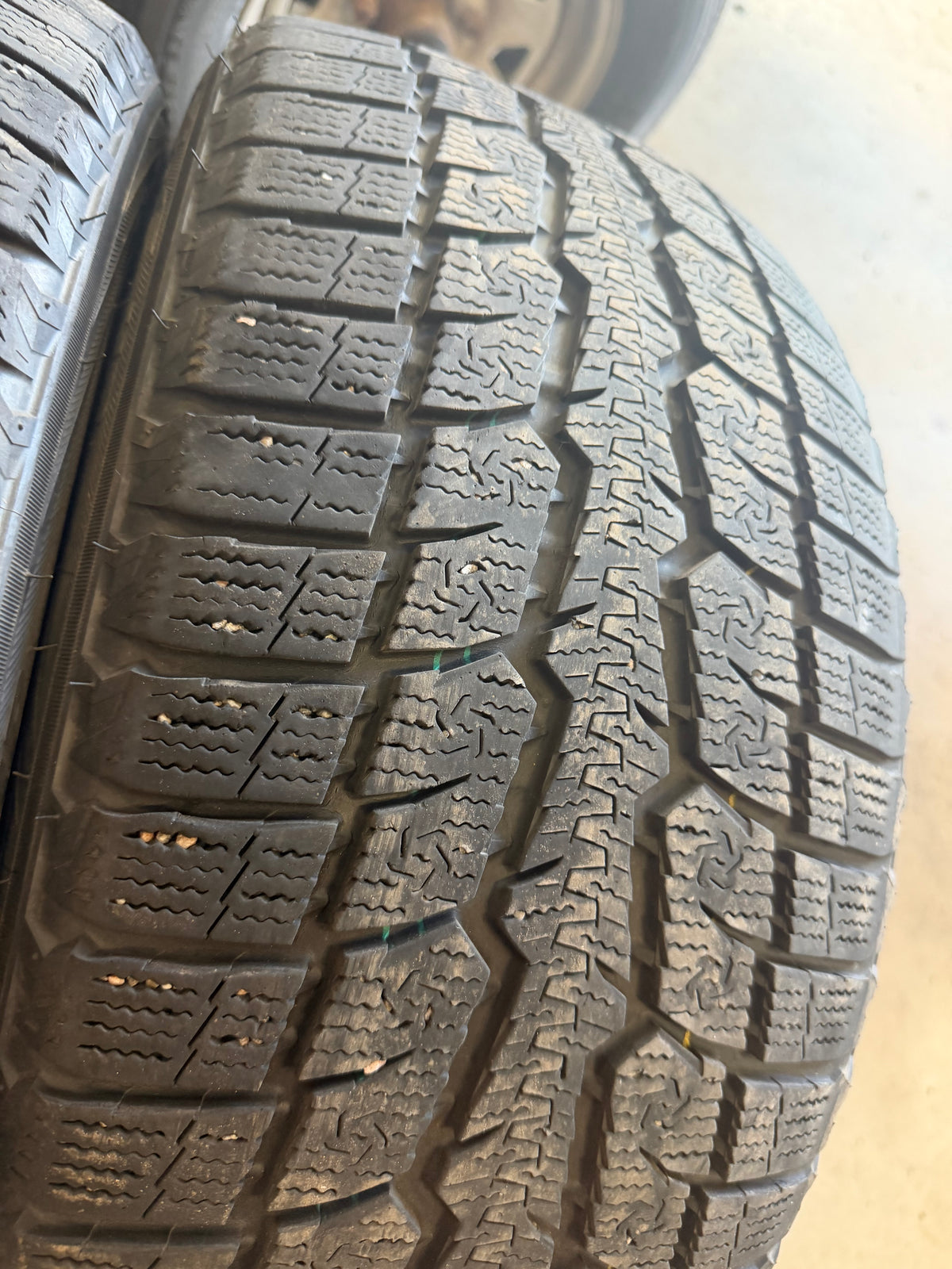 2 pneus d hiver 235/45r18 toyo en bon état