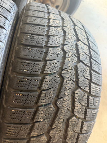 2 pneus d hiver 235/45r18 toyo en bon état
