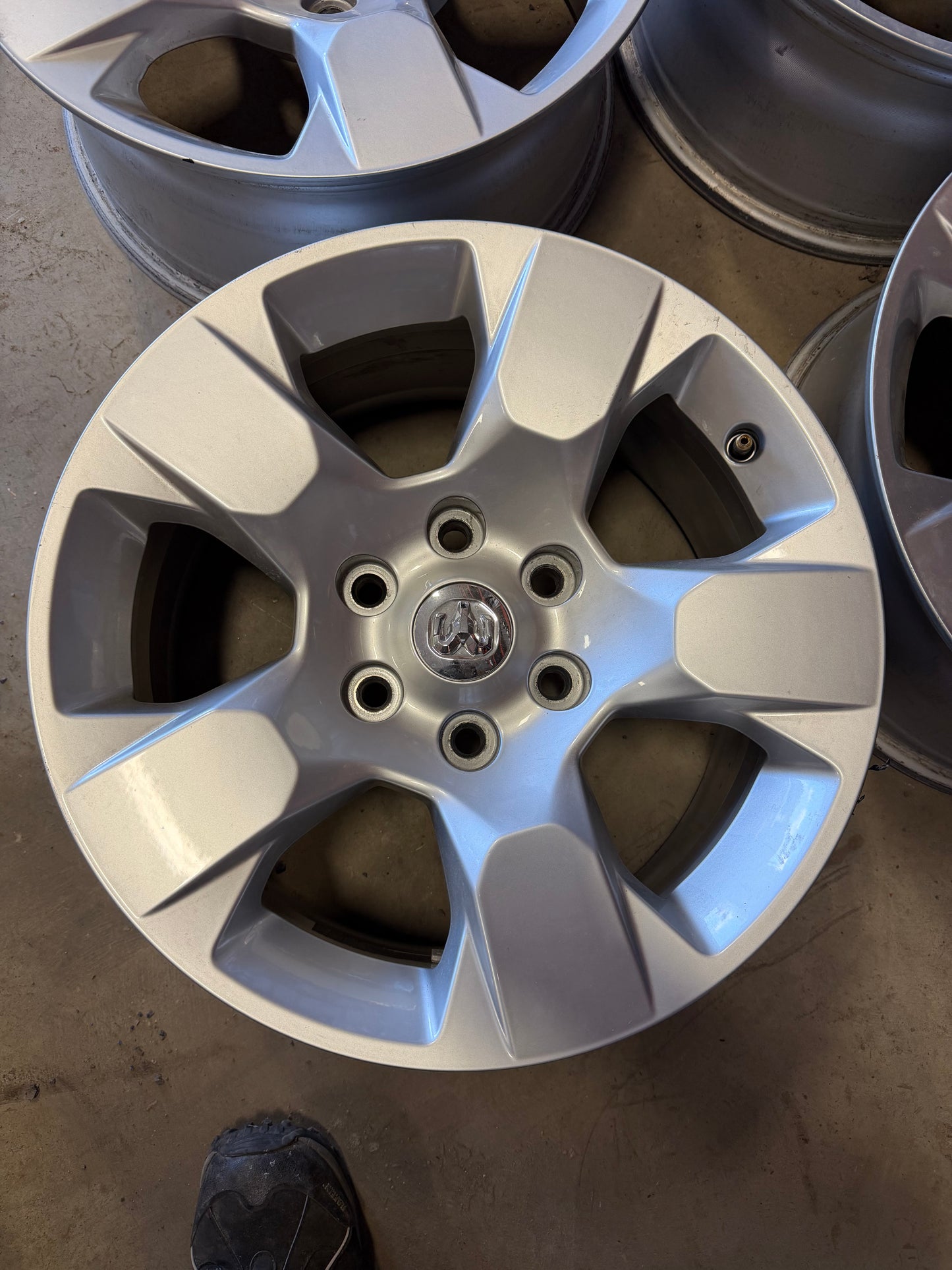 4 mags dodge ram d origine 18 pouces 6x139.7 a l état neuf