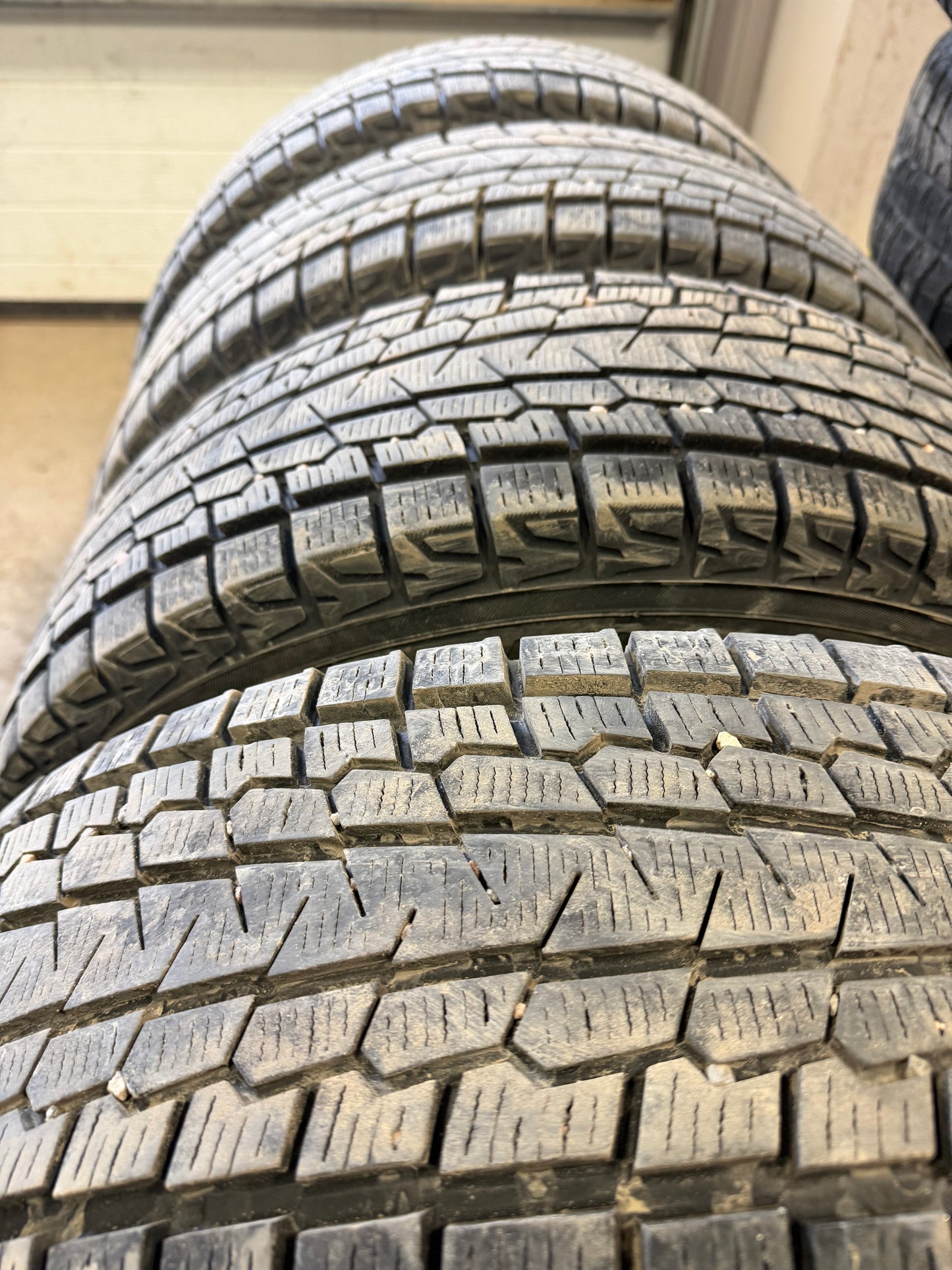 4 pneus d hiver 215/70r16 Yokohama a l etat neuf