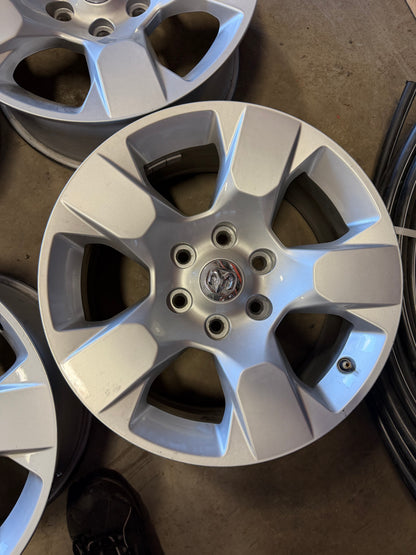 4 mags dodge ram d origine 18 pouces 6x139.7 a l état neuf