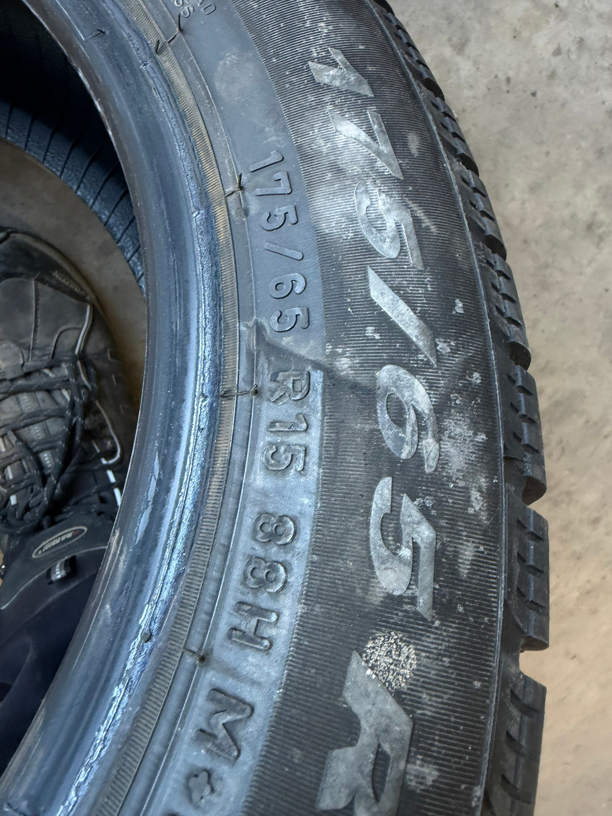 4 pneus d hiver 175/65r15 pirelli en bon état
