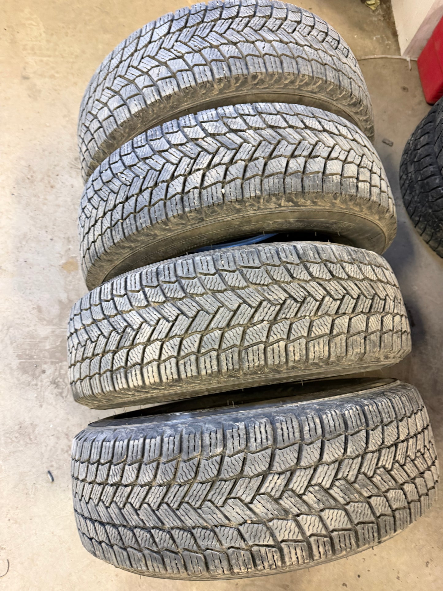 4 pneus d hiver 215/70r16 michelin a l etat neuf