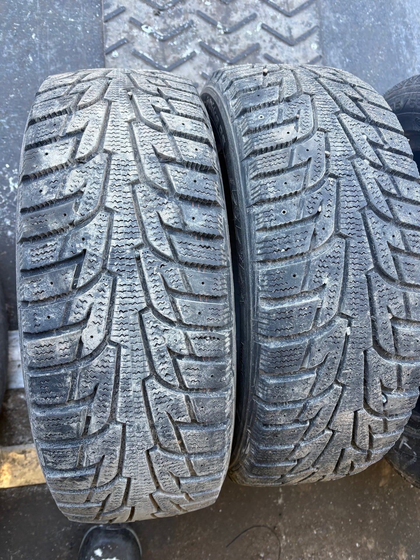 2 pneus d hiver 185/55r15 hankook en très bon état