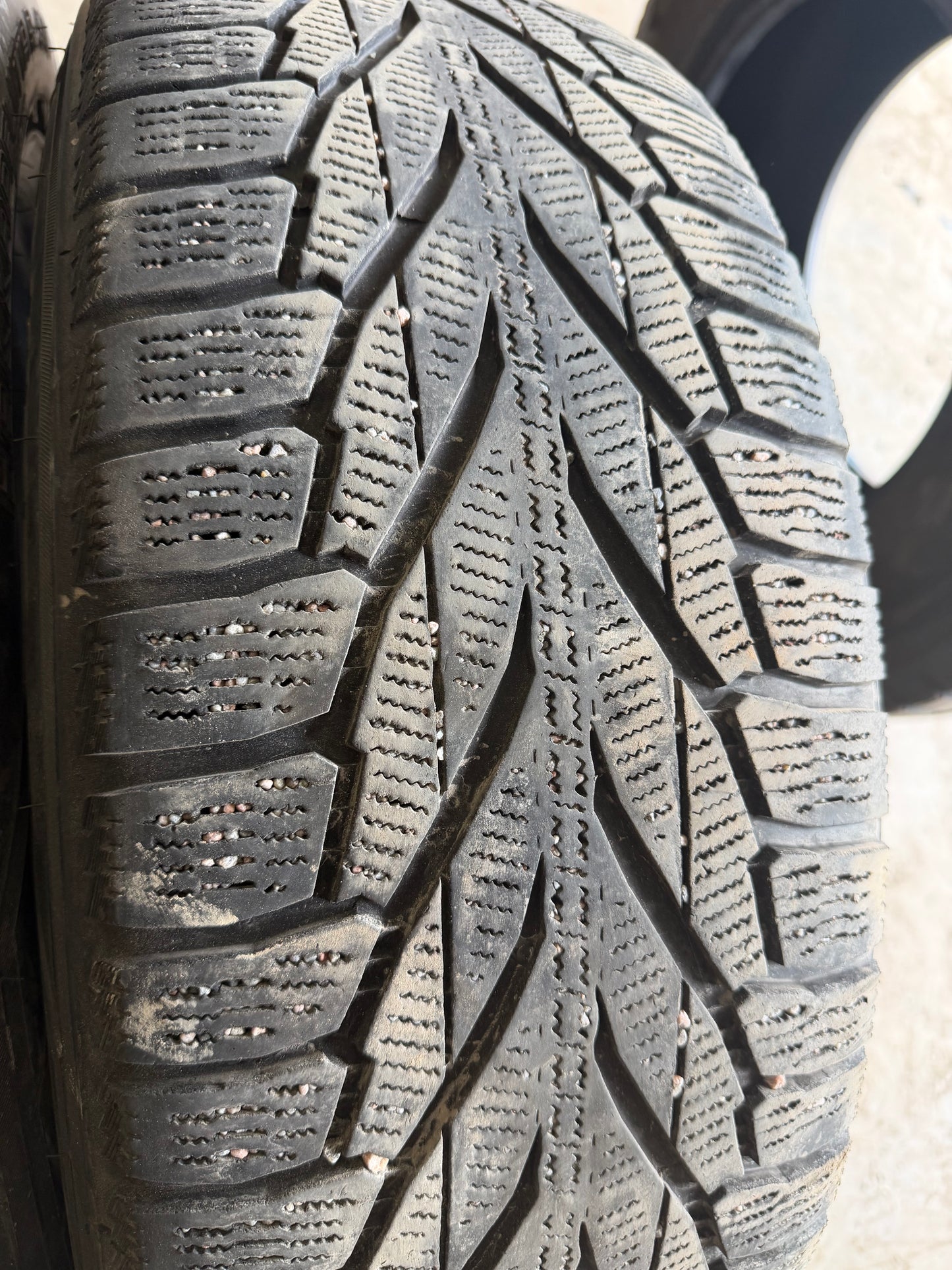 2 pneus d hiver 235/65r18 nokian en bon etat