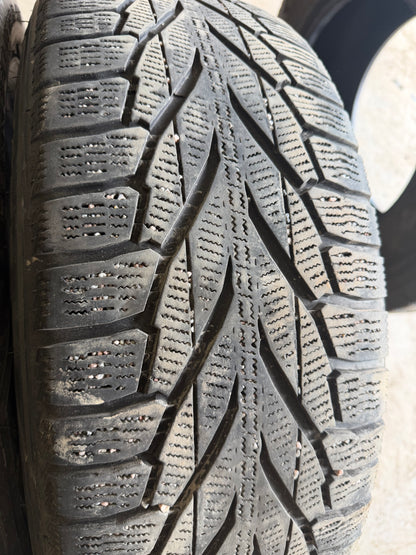 2 pneus d hiver 235/65r18 nokian en bon etat