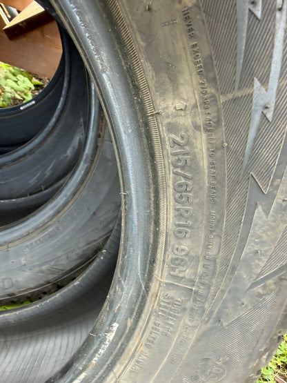 4 pneus d hiver 215/65r16 toyo en bon état