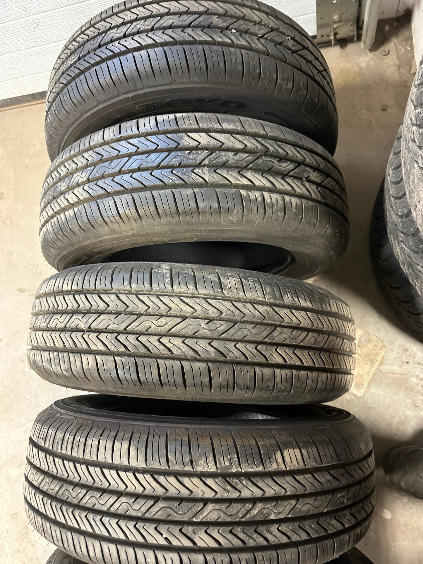 4 pneus d hiver 195/65r15 toyo a l etat neuf