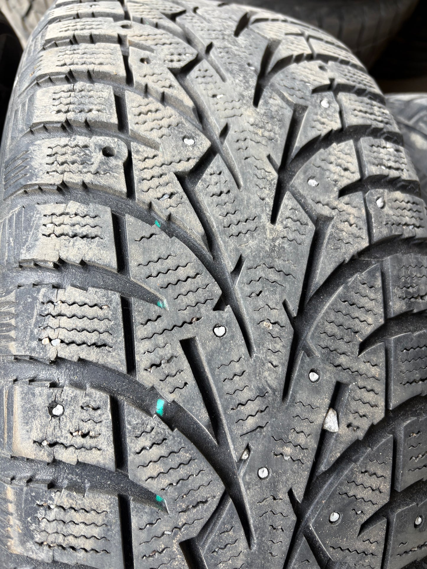 4 pneus d hiver 225/60r17 toyo a clou