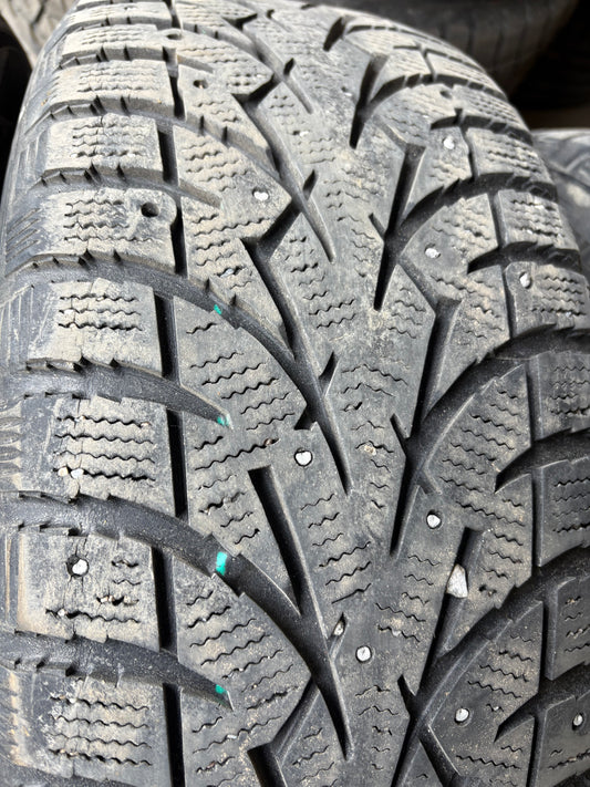 4 pneus d hiver 225/60r17 toyo a clou