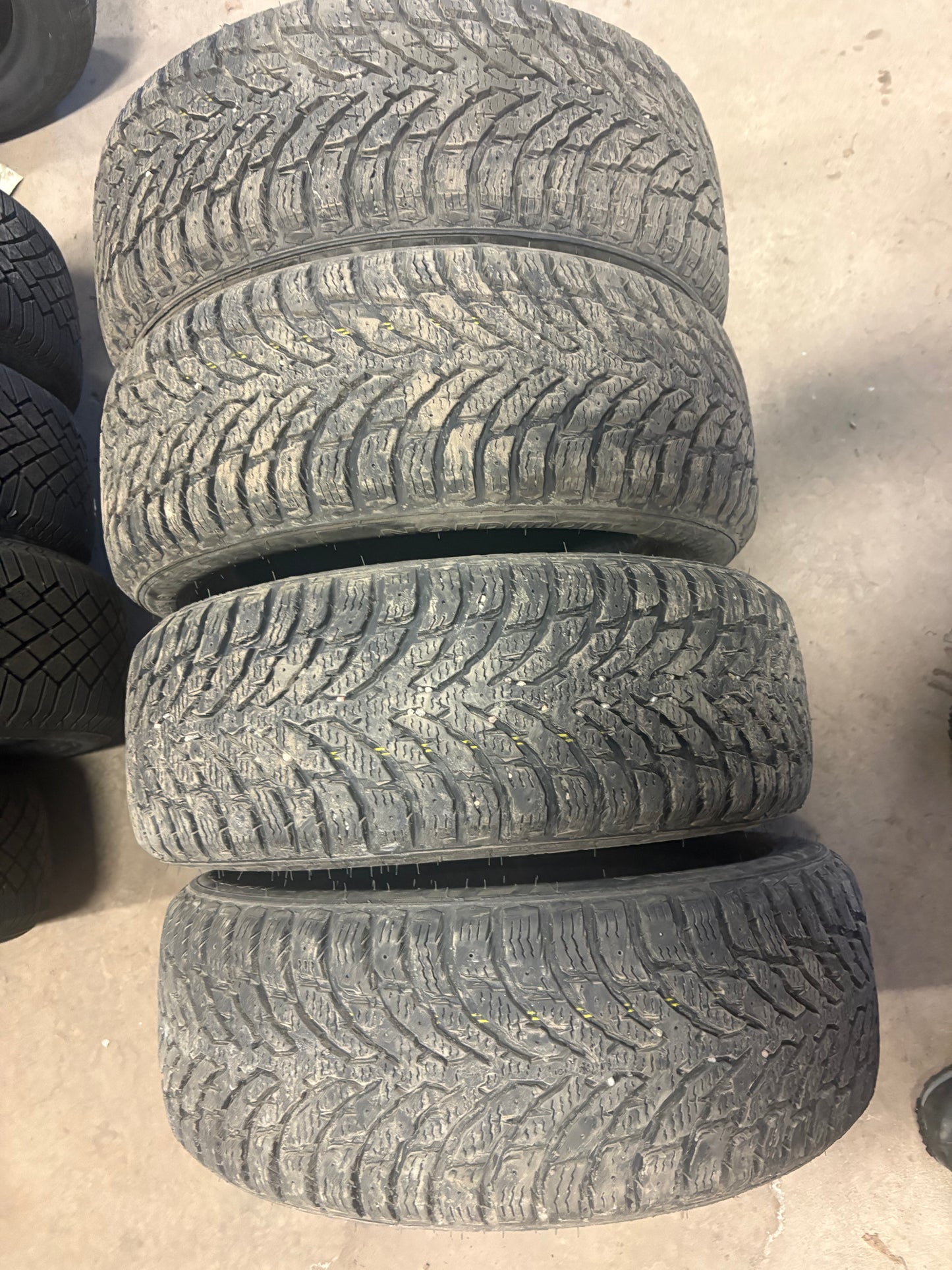 4 pneus d hiver 205/55r16 nokian a l état neuf