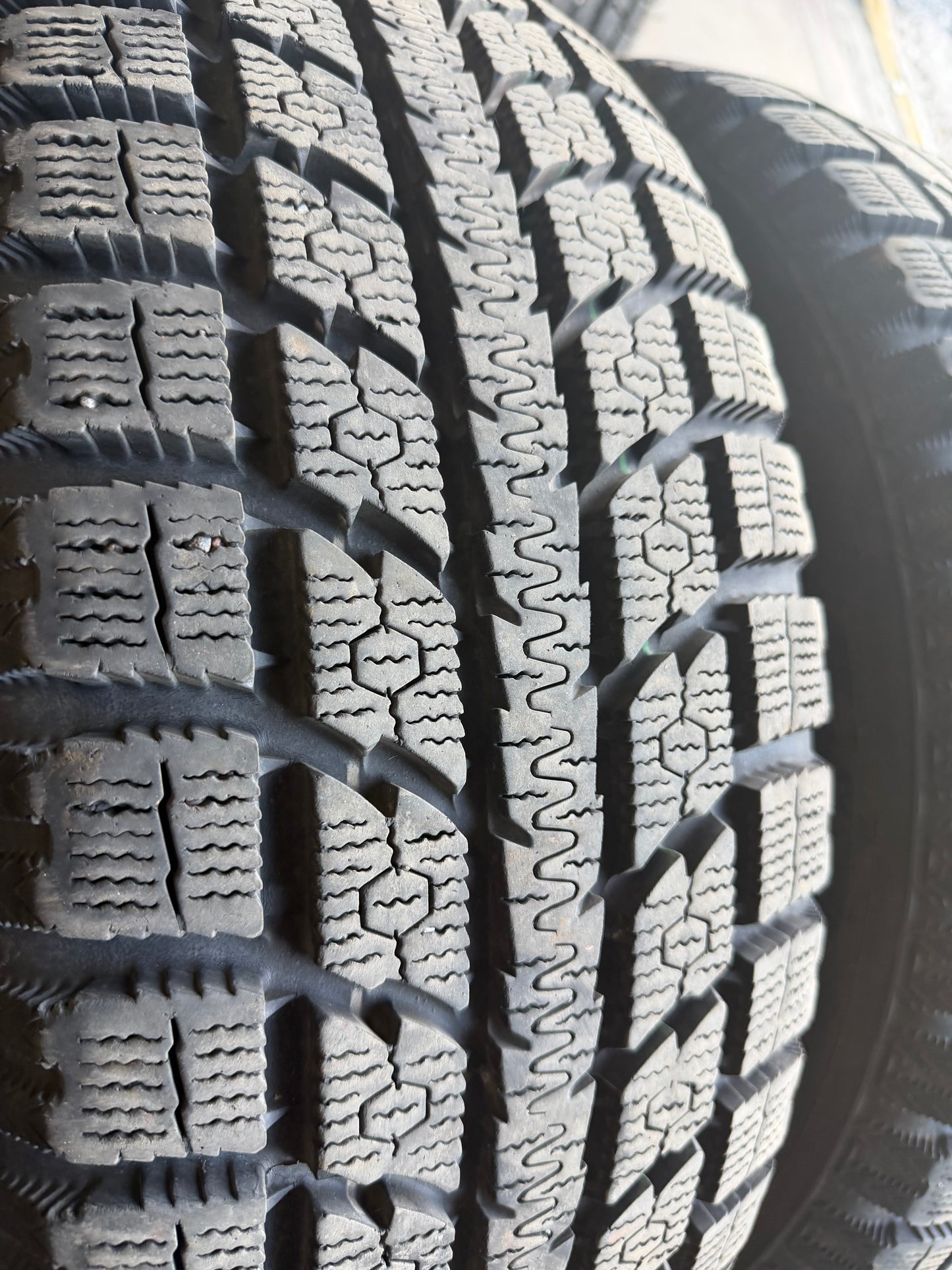 4 pneus d hiver 235/60r18 toyo a l état neuf