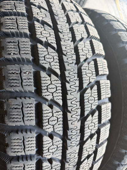 4 pneus d hiver 235/60r18 toyo a l état neuf