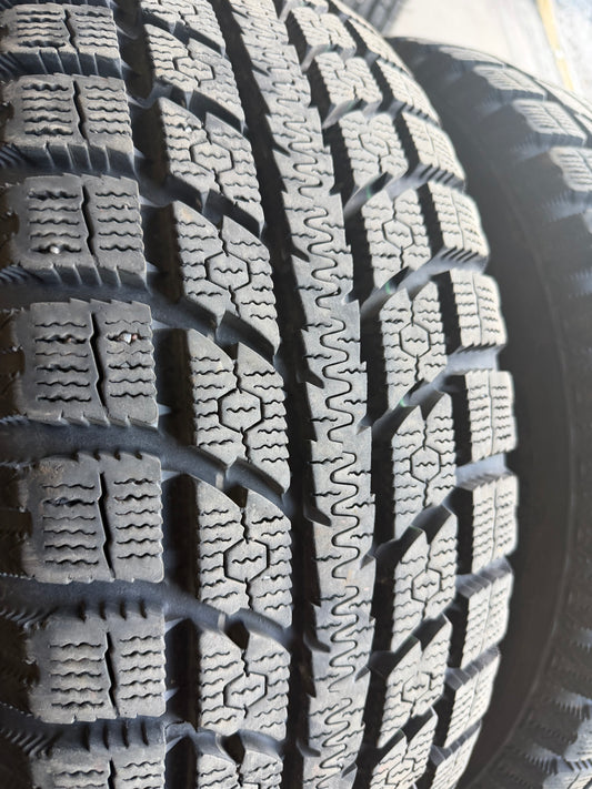 4 pneus d hiver 235/60r18 toyo a l état neuf