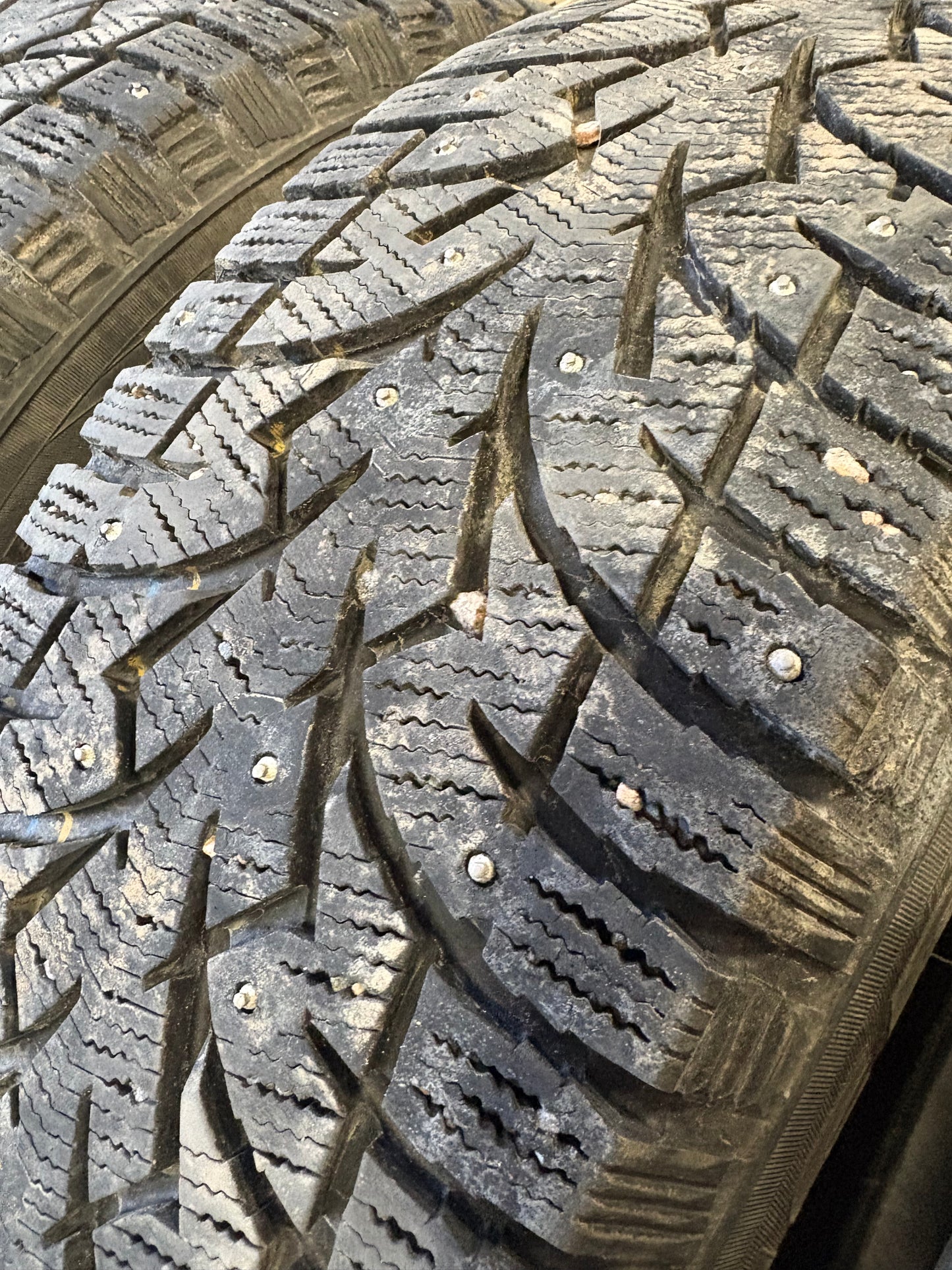 4 pneus d hiver 235/65r18 toyo a clous a l etat neuf