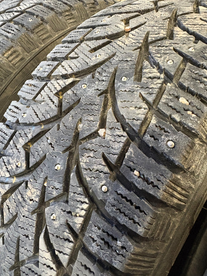 4 pneus d hiver 235/65r18 toyo a clous a l etat neuf